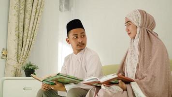 pareja musulmana asiática discutiendo la adoración foto