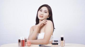 belleza asiática terminada con maquillaje aislado en fondo blanco foto