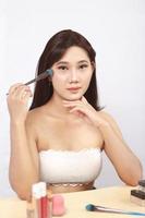 Hermosa cara plana de maquillaje asiático aislado sobre fondo blanco. foto