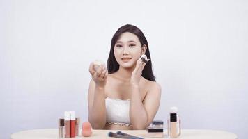 belleza asiática parece maquillaje aislado sobre fondo blanco foto
