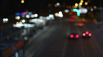 vida na cidade tráfego de carro embaçado à noite video