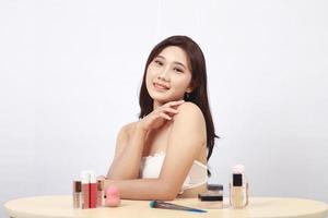 Hermoso maquillaje asiático divertido aislado sobre fondo blanco. foto