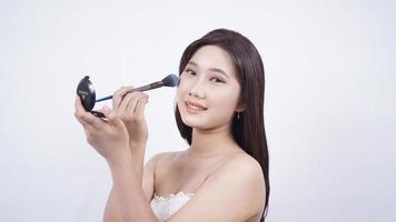 belleza asiática con mejillas sonrojadas aisladas de fondo blanco foto
