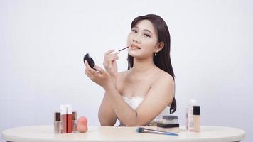 hermoso espejo de maquillaje asiático para labios aislado en fondo blanco foto