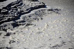 muchas burbujas en el cráter del volcán foto