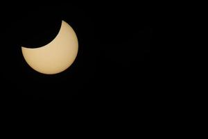 primer plano del eclipse solar parcial foto