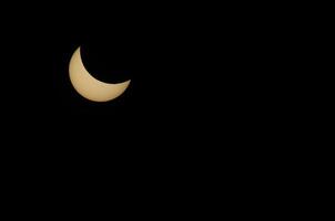 eclipse solar parcial a la izquierda foto