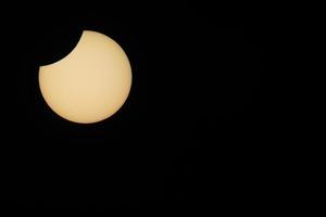 eclipse solar con luna emerge foto