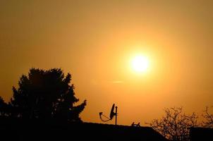 puesta de sol con techo y satélite foto