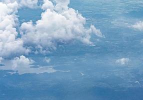 volando por encima de las nubes sobre el campo de tailandia. foto