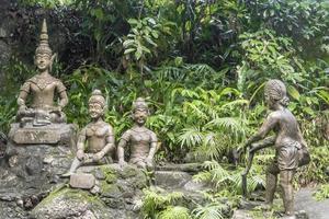 estatuas de buda tar nim cascada jardín mágico secreto koh samui. foto