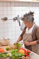 las amas de casa ancianas cocinan felizmente para cenar en una cocina moderna. foto