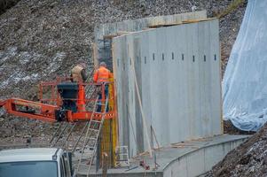 Bérgamo Italia 2017 trabajadores en el trabajo, para la construcción del muro de contención