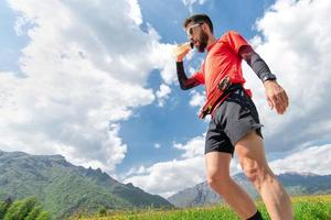 Mountain runner gets silk and rests during endurance photo