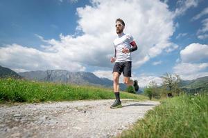 entrenamiento de un corredor de maratón de montaña en la carretera rural foto