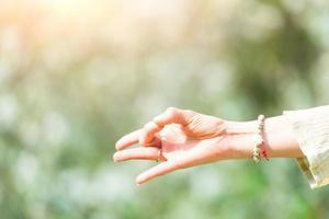 mano en posición de yoga en la naturaleza foto