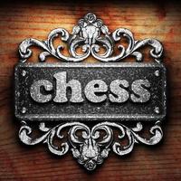 palabra de ajedrez de hierro sobre fondo de madera foto