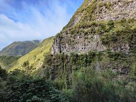 Increíbles destinos de vacaciones naturales y tropicales para disfrutar de la naturaleza. vistas a las montañas con vibrantes colores verdes. isla de madeira, en portugal. senderismo y vida aventurera. sol con nubes. colores. foto