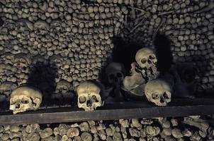 kutna hora, república checa, 14 de mayo de 2019 iglesia de kutna hora con columnata de huesos y cráneos humanos