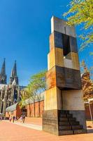 colonia, alemania, 23 de agosto de 2019 ma alot monumento ludwig museum de dani karavan en colonia foto