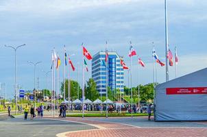minsk, bielorrusia, 17 de mayo de 2014 banderas nacionales en asta de bandera cerca de chizhovka arena durante el campeonato mundial de hockey sobre hielo 2014 iihf