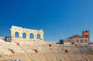 verona, italia, 12 de septiembre de 2019 el interior de la arena de verona vista interior con gradas de piedra. arena del anfiteatro romano