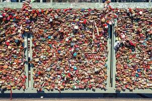 colonia, alemania, 23 de agosto de 2019, muchos amores bloquean candados en la barandilla del puente de acero hohenzollern foto