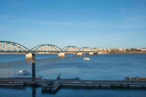 vista panorámica del viejo puente de hierro en portimao. día soleado, algarve, portugal. foto