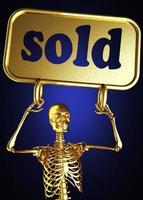 palabra vendida y esqueleto dorado foto