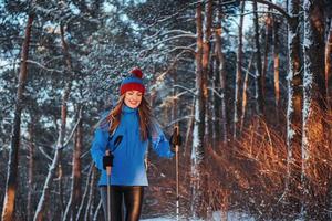 mujer viajera con mochila senderismo viajes estilo de vida aventura concepto vacaciones activas al aire libre. hermoso paisaje bosque foto