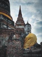 antigua estatua de buda en wat thai o templo tailandés. adoración del dios buda gigante, hito del arte de la arquitectura asiática, santuario famoso para el turismo. historia templo espiritual de dios. viajar atracción de tailandia. foto