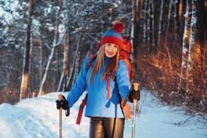 mujer viajera con mochila senderismo viajes estilo de vida aventura concepto vacaciones activas al aire libre. hermoso paisaje bosque foto