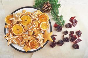 decoración de galletas de jengibre con glaseado blanco, enfoque selectivo y lugar para texto foto