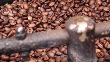 funcionamiento de la máquina de granos de café recién tostados. video