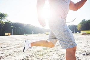 carrera al aire libre a campo traviesa en concepto de amanecer temprano para hacer ejercicio, fitness foto