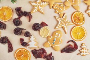 decorando una galleta picante con glaseado blanco y naranja. Feliz año nuevo. foto