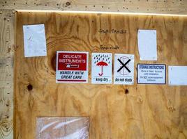 Etiqueta de advertencia al lado de la caja de madera de transporte. foto