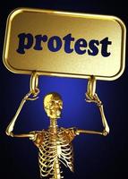 palabra de protesta y esqueleto dorado foto