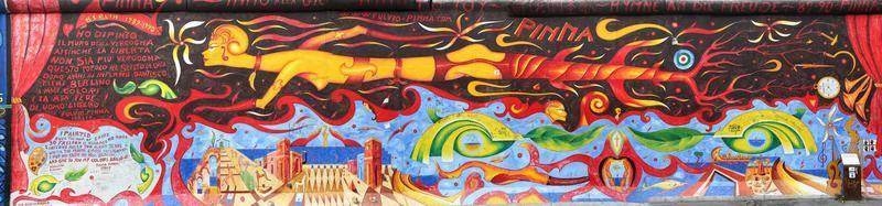 berlín, alemania, 12 de julio de 2013 - detalle del arte de la pintada del muro de berlín. el muro de berlín fue reconstruido en la década de 1980 y se hizo de 14 pies de altura y se hizo popular entre artistas de todo el mundo