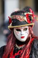 Venecia, Italia, 10 de febrero de 2013 - Persona no identificada con máscara de carnaval veneciano en Venecia, Italia. en 2013 se celebra del 26 de enero al 12 de febrero foto