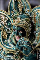 Venecia, Italia, 10 de febrero de 2013 - Persona no identificada con máscara de carnaval veneciano en Venecia, Italia. en 2013 se celebra del 26 de enero al 12 de febrero foto