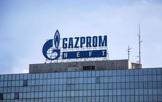 belgrado, serbia, 28 de agosto de 2014 - detalle del gazprom neft en belgrado, serbia. en 2009, gazprom neft obtuvo una participación mayoritaria en la empresa nacional serbia de petróleo y gas nis. foto