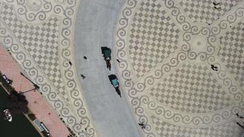 luchtfoto drone uitzicht op het plein van spanje, spanje plein. mooie zonnige dag met mensen die rijtuigen berijden die door paarden worden getrokken. vakantietijd. mensen die van toeristische bestemmingen genieten. video