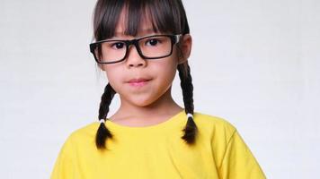 linda garota asiática, 6 anos, sorrindo brilhantemente mostrando dentes de leite quebrados. saúde bucal e cuidados dentários em crianças video
