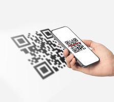 mano usando el código qr de escaneo de teléfono inteligente móvil. lector de código de barras, pago con código qr, tecnología sin efectivo, concepto de dinero digital foto