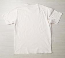 plantilla de maqueta de camiseta beige en blanco en el suelo foto
