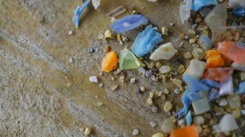 toma macro de auténticas partículas microplásticas reales reunidas en la playa con una regla para mostrar su tamaño. contaminación del agua y concepto de calentamiento global. foto