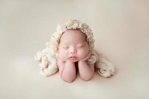 bebé recién nacido asiático durmiendo foto