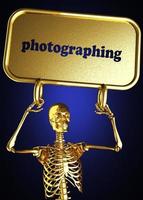 fotografiando palabra y esqueleto dorado. foto