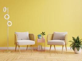 interior moderno de la sala de estar con dos sillones y decoración en una pared amarilla brillante. foto